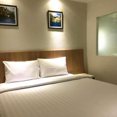 Hart Hotel Arjuna Матарам Экстерьер фото