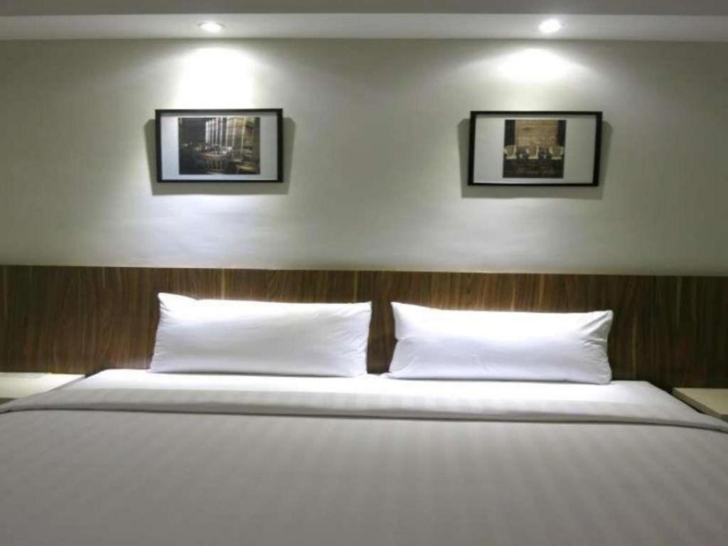 Hart Hotel Arjuna Матарам Экстерьер фото