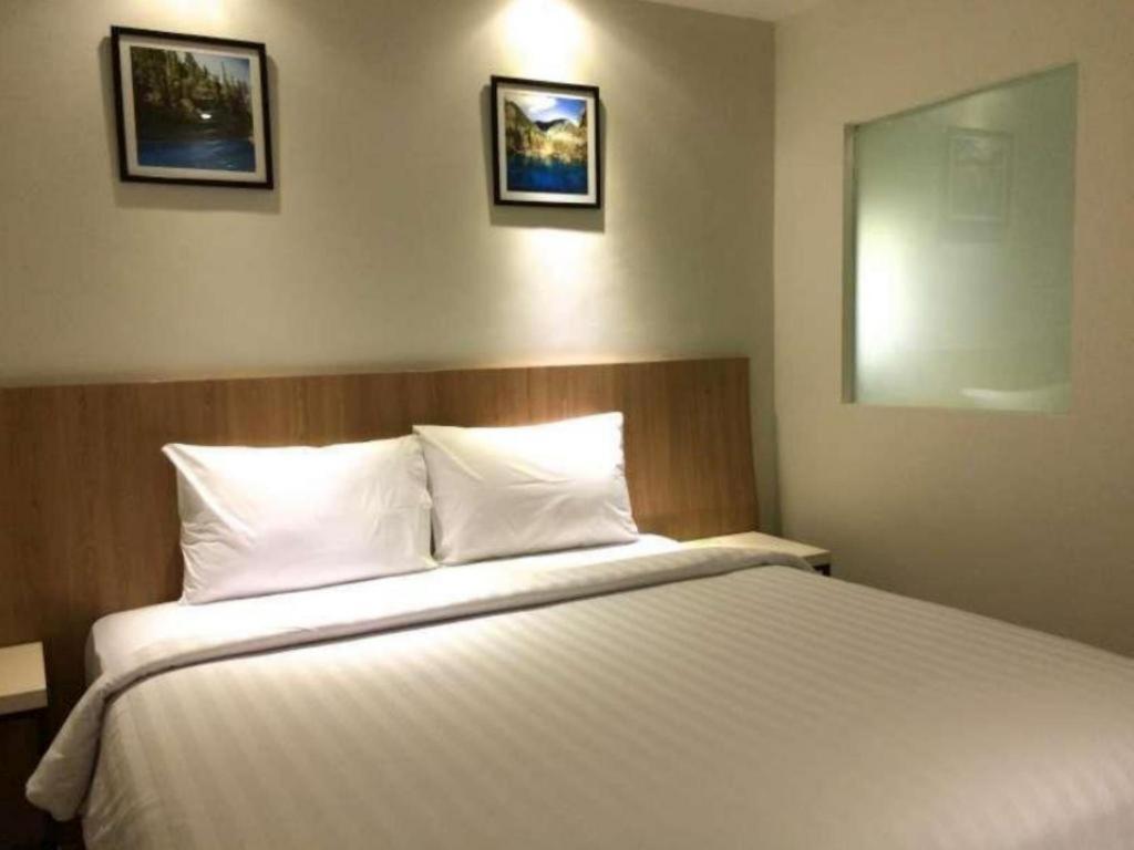 Hart Hotel Arjuna Матарам Экстерьер фото